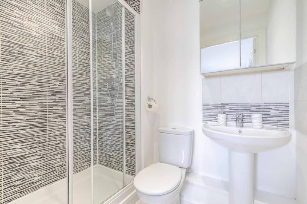 2 Bed & 2 Bath Cosy Apartment Slough- Free Parking Екстериор снимка