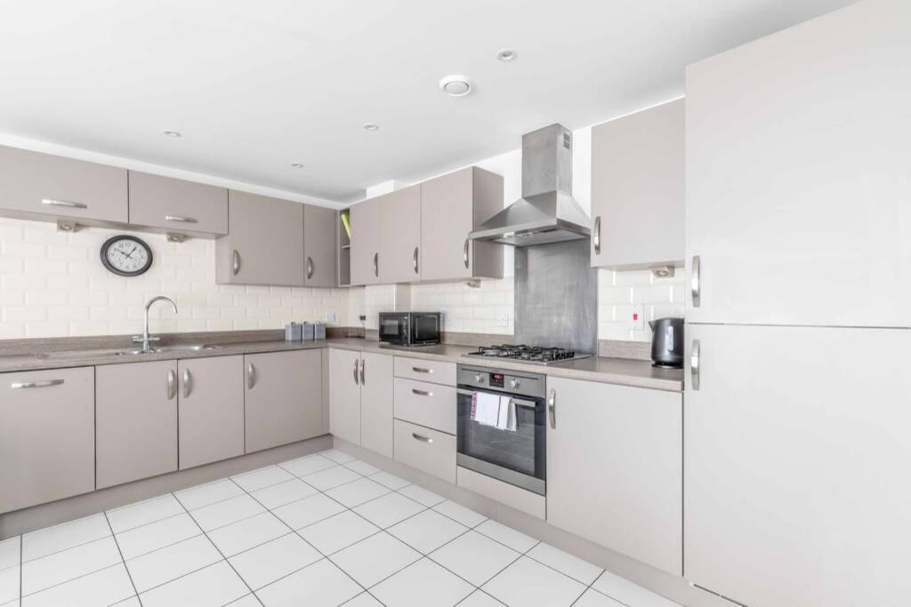 2 Bed & 2 Bath Cosy Apartment Slough- Free Parking Екстериор снимка