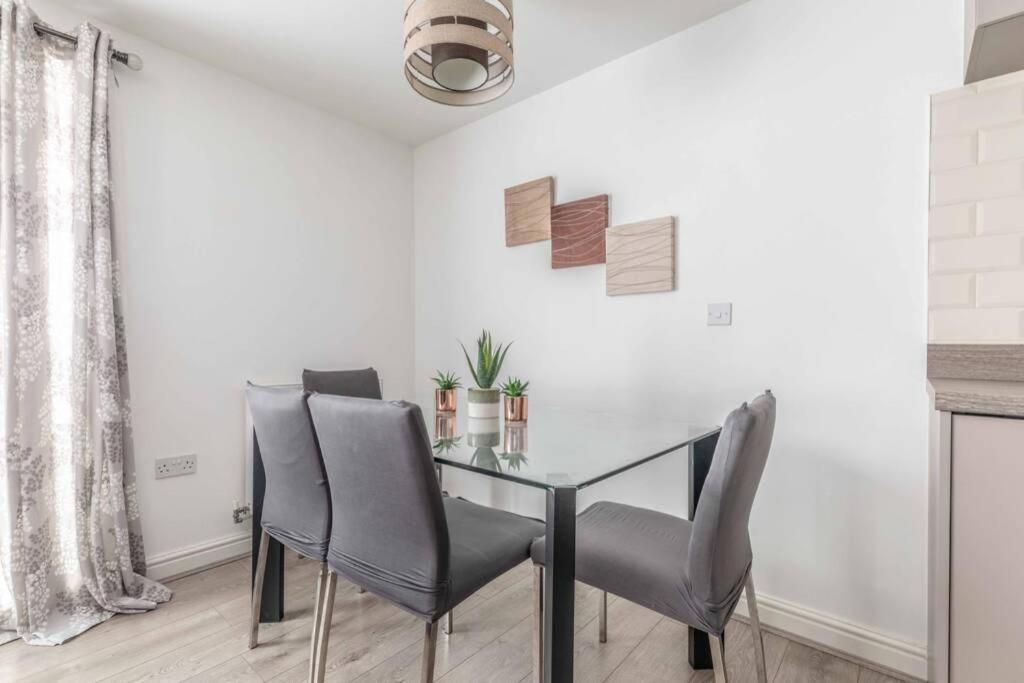 2 Bed & 2 Bath Cosy Apartment Slough- Free Parking Екстериор снимка
