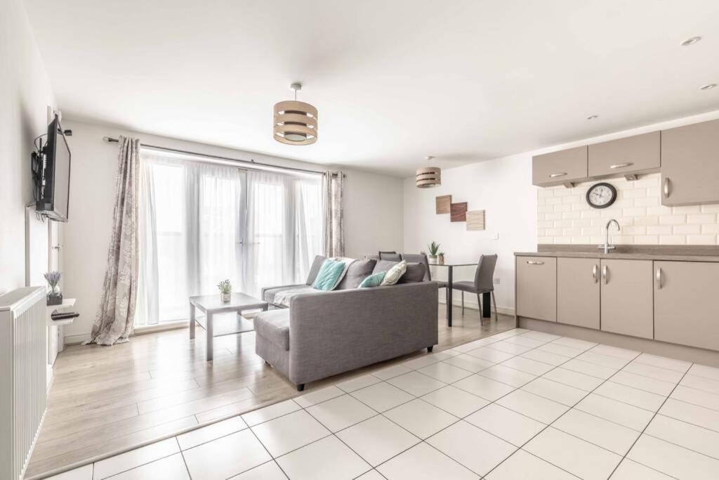 2 Bed & 2 Bath Cosy Apartment Slough- Free Parking Екстериор снимка