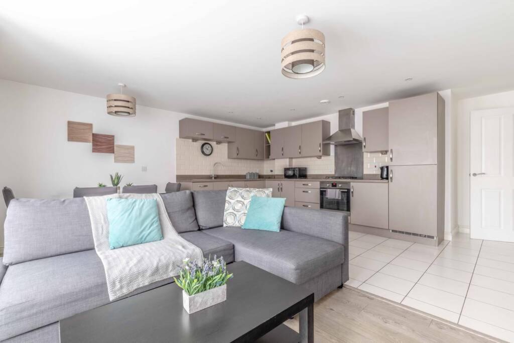 2 Bed & 2 Bath Cosy Apartment Slough- Free Parking Екстериор снимка