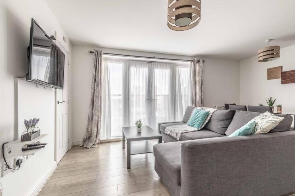 2 Bed & 2 Bath Cosy Apartment Slough- Free Parking Екстериор снимка
