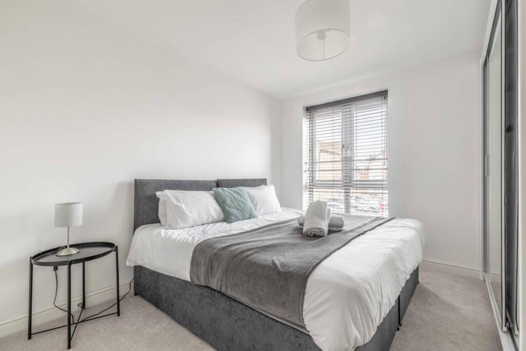 2 Bed & 2 Bath Cosy Apartment Slough- Free Parking Екстериор снимка