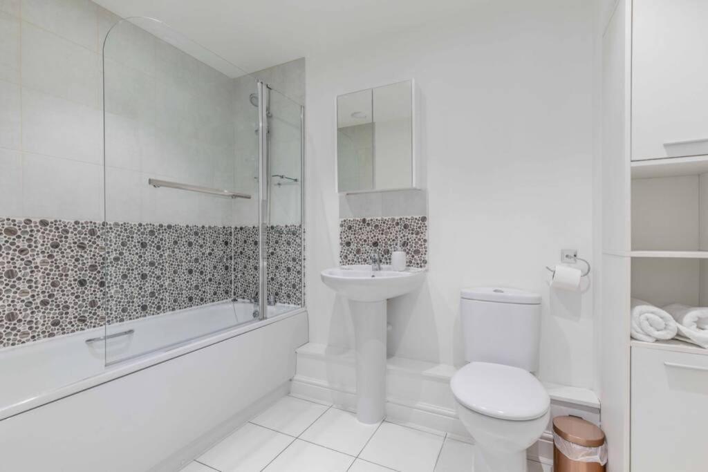 2 Bed & 2 Bath Cosy Apartment Slough- Free Parking Екстериор снимка